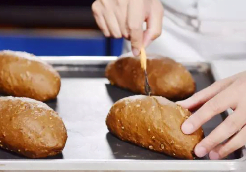 以啤酒為原料做面包，想要低熱量，非啤酒雜糧面包莫屬！